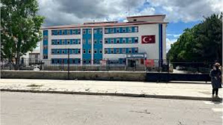 Okullarda şiddet durmuyor: Ortaokul öğrencisi öğretmenini bıçakladı