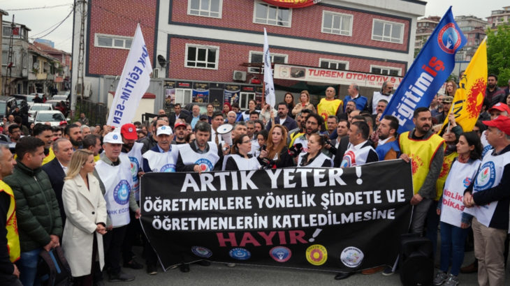 Bursa'da öğretmenler 'eğitimde şiddete dur' demek için iş bıraktı