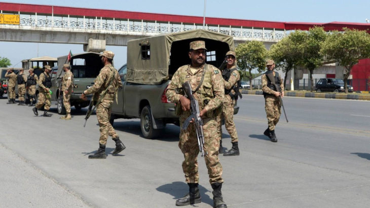 Pakistan'da askeri üsse saldırı