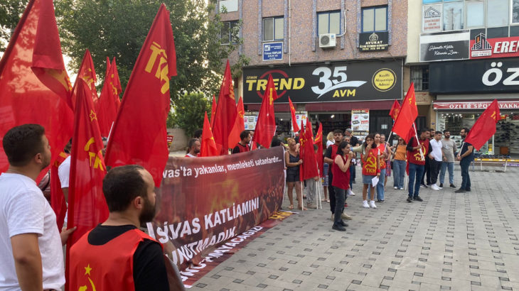 TKH İzmir İl Örgütü’nden Çiğli’de Sivas Katliamı eylemi: Ülkemizin geleceğinin bu gerici zihniyetin elinde yok edilmesine izin vermeyeceğiz!