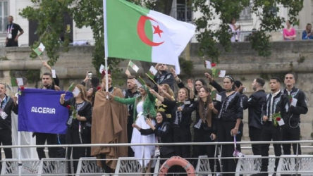 Cezayir kafilesi, Paris’te katledilen Cezayirlileri Sen Nehri'ne gül atarak andı