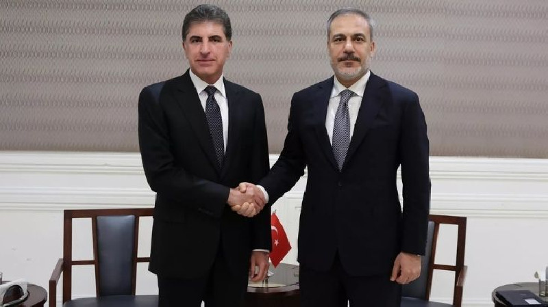 Bakan Fidan, Pezeşkiyan'ın yemin töreninde IKBY Başkanı Barzani ile bir ...