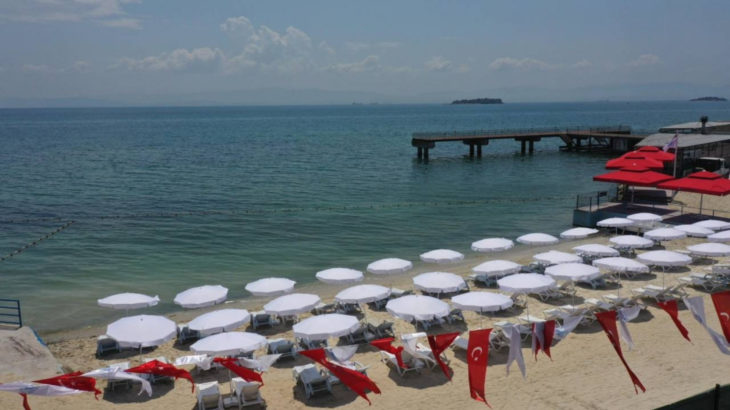 AKP'li yönetimin yandaşa peşkeş çektiği Tuzla Halk Plajı tekrardan yurttaşların kullanımına açıldı