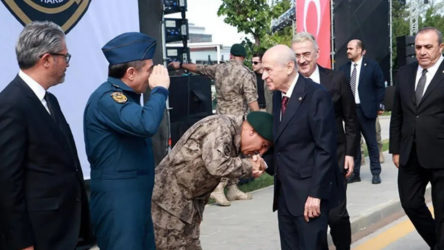 Bahçeli'nin elini öpen Özel Harekat Başkanı Karadeniz’e yaptırım uygulanacak mı?