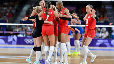 A Milli Kadın Voleybol Takımı 2024 Paris Olimpiyat Oyunları'na galibiyetle başladı