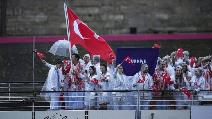 Pijamaya benzetilen seremoni kıyafetleri hakkında açıklama geldi