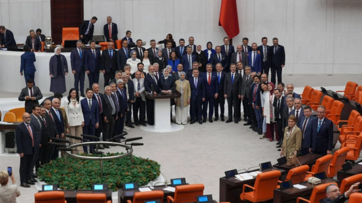 AKP'li vekiller katliam tasarısının kabul edilmesi sonrası hatıra fotoğrafı çektirdi