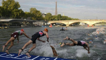 Paris Olimpiyatları'ndaki triatlon yüzme yarışı, Seine Nehri'ndeki kirlilik seviyesi nedeniyle ertelendi