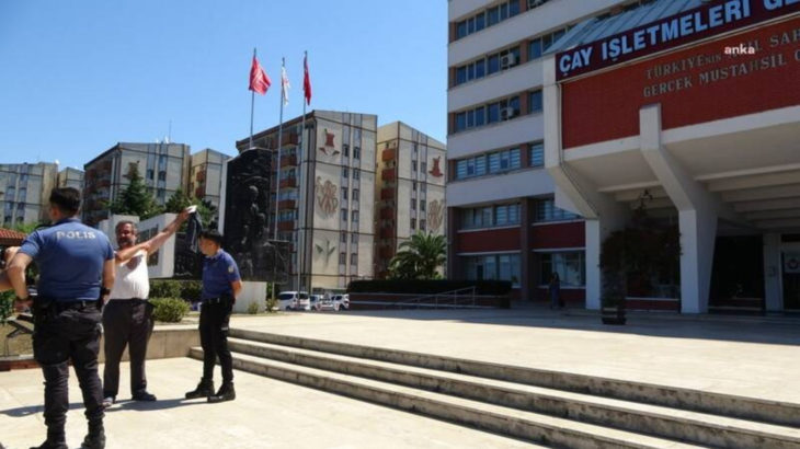 Emekli işçiden ÇAYKUR Genel Müdürlüğü önünde eylem: Ben kanunlara uyuyorum hakkımı yiyemez kimse!