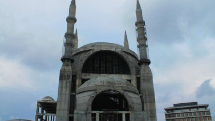 Açılışını Ali Erbaş'ın yaptığı camii inşaatında grev