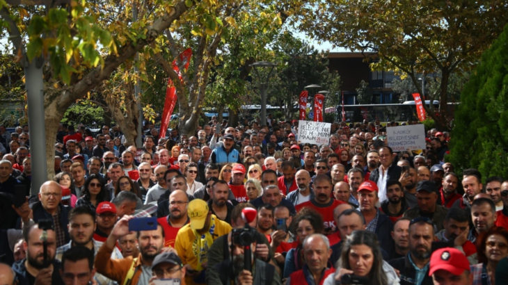 Kadıköy Belediyesi işçileri grev kararını belediye binasına astı