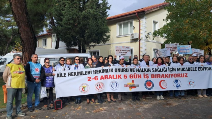 Aile Sağlık Merkezlerinde çalışan sağlık emekçileri greve çıktı