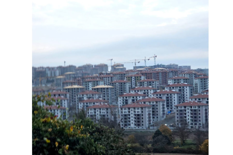 Çevre, Şehircilik ve İklim Değişikliği Bakanlığının resmi sitesinde yayımlanan bilgilere göre Kanal İstanbul güzergahında TOKİ için yeni ihaleler düzenlendi. Bakanlık 2024’ün aralık ayında Arnavutköy Sazlıbosna’da 9 bin 92 konut, 592 dükkanın yapımı için 11 ihale; 2025’in ocak ayında ise yine Sazlıbosna’da 12 bin 309 konut, 406 dükkanın yapımı için 17 adet ihale düzenledi. Yani toplam 21 bin 401 adet konut ve 998 adet dükkanın yapım ihalesi Kanal İstanbul projesinin iptaline ilişkin süren hukuki süreç hiçe sayılarak iki aya sığdırıldı. İhalelerin yapıldığı alan Sazlıdere Barajının neredeyse hemen yanında.   Daha önce İBB’nin, TMMOB’nin açtığı davalarla parça parça iptal edilen Kanal İstanbul projesi; rezerv alan ilanı ve çevre düzeni planı değişikliği yapılarak yeniden gündeme getirilmişti. Değişiklik yapıldığı iddia edilen yeni plan da İstanbul 5. İdare Mahkemesi tarafından iptal edilmişti. Kanal İstanbul projesine ilişkin mahkeme süreçleri devam etmesine rağmen güzergah boyunca konut ihaleleri devam ediyor. Ayrıca geçtiğimiz günlerde Kanal İstanbul projesindeki 6 köprüden ilki olan Sazlıdere Köprüsü’nün ayaklarının 90 metreye ulaştığına ilişkin haberler de basında yerini aldı.   Sazlıbosna'daki  TOKİ projesinin PDT dosyasındaki görselleştirmesi  İstanbul’un felaketi olarak tarif edilen projeye ilişkin Çevre Mühendisi Selahattin Beyaz ve Şehir Plancısı Pelin Pınar Giritlioğlu Evrensel’e konuştu.  YASAL DEĞİŞİKLİKLERLE TALAN EDİLDİ 2011’de dönemin başbakanı Recep Tayyip Erdoğan tarafından ‘çılgın proje’ olarak açıklanan Kanal İstanbul projesinin İstanbul’un bütün yapısını değiştirecek bir proje olduğunu söyleyen Çevre Mühendisi Selahattin Beyaz, “Nitekim ilerleyen yıllarda bu proje referans alınarak 3. köprü, 3. havalimanı, Kuzey Marmara Otoyolu gibi projeler, çoğu zaman kamu kaynakları kullanılarak kamu-özel iş birliği şeklinde hızla devreye sokuldu. 2019’un sonunda nihai ÇED raporunun kabul edilmesinin ardından çevre düzeni planı değişikliği ile Avrupa Yakası’nın Kuzey Ormanları ve su toplama havzaları yapılaşmaya açıldı” dedi.   İmar Kanunu’nda su yolunun “İmar plan kararı ile yapay olarak oluşturulan ve deniz araçlarıyla ulaşımın sağlandığı su geçididir” şeklinde tanımlandığını aktaran Beyaz, böylece Kanal İstanbul su yolu yapımına yasal dayanak sağlandığını ifade etti. Kanal İstanbul çevresinde planlanan rezerv alanlarda ise deprem riskinin öne sürüldüğünü ve yurttaşların yerlerinden edildiğini hatırlattı.  Baklalı'daki TOKİ binaları  "YARGI SÜRECİ UZADI, TOKİ HIZ KAZANDI" TMMOB’nin Kanal İstanbul’a ilişkin bir bilim kurulu oluşturduğunu hatırlatan Şehir Plancısı Pelin Pınar Giritlioğlu ise “O dönem imar planlarına ilişkin açtığımız davalar çok hızlı reddedildi, ÇED davası çok uzun sürdü. ÇED davası sürerken planlar o kadar değişti ki biz ‘Bu ÇED bu projenin değil’ dedik. Temel dava sebebimiz de ‘Madem burası bir rezerv alan, alanda yapılan planlar rezerv alan yapısına uygun değildir’ oldu. Biz plan davasını kaybettik ama sonrasında İBB açtığı plan davasını kazandı” dedi. Davalar sürerken TOKİ’nin hız kesmeden ihaleleri tamamlayarak inşaatlara başladığını ifade eden Giritlioğlu, Baklalı’da ve Dursunköy’de mera alanlarının içine kurulan konut alanını hatırlattı. Telafisi mümkün olmayan sonuçların ortaya çıktığını ifade eden Giritlioğlu, “Çünkü yargı bugüne kadar yürütmeyi durdurma kararı vermedi. Artık mera alanları, tarım alanları vasfını kaybetmiş durumda” diyerek projedeki sembolik 7 kara yolu, 1 demir yolu köprüsünün yanı sıra Kanal İstanbul’un asıl olarak bir gayrimenkul projesi olduğunu vurguladı. İktidarın proje için Avrupa bankalarından fon, Arap ülkelerinin ise gayrimenkul alımı harici destek alamadığını aktaran Giritlioğlu, “Dolayısıyla su yolu için para bulamıyorlar. Teknik olarak da çok mümkün değil. Ayrıca bir gayrimenkul projesi olduğu da hukuksuz projelerin arka arkaya yükselmesi ile kanıtlandı” diye konuştu.   YURTTAŞLAR YERİNDEN EDİLİYOR Kentte yaşayanların projeyle yerinden edilmek istendiğini söyleyen Giritlioğlu, Şahintepe Mahallesi’nde olduğu gibi tehlikeler oluştuğuna dikkat çekti. Şehir Plancıları Odasının Şahintepe’deki parselasyon planlarını iptal ettirdiğini hatırlatan Giritlioğlu, mülk sahiplerinden kesilecek payın yüzde 45’i geçmemesi gerekirken yüzde 52’lere varan hukuksuz dağılımlar yapıldığını ifade etti. Bu mahallelerde kazanılmış kararlar olduğunun altını çizen Giritlioğlu, “Aslında iktidar kanadında süreç hiç durmaksızın devam ediyor. Plan tanınmıyor, hukuk tanımıyor. Böyle bir durum içerisinde de hiçbir mülk garanti altında değil” değil.  KURUM ‘GÜNDEMİMİZDE YOK’ DEMİŞTİ SON seçimlerde Cumhur İttifakının İBB başkan adayı olan ancak seçimi kaybeden Murat Kurum, seçim öncesinde bir konuşmasında gelen soru üzerine projeye ilişkin konuşmuştu. ‘Kanal İstanbul, İstanbul’a ihanettir’ söyleminin bir senaryo olduğunu öne sürerek, “İstanbul’un gündeminde olmayan hiçbir iş bizim de gündemimizde olmayacak. Bu senaryoyu kuranların aynaya bakmasını istiyoruz. Samimi olmadıklarını biliyoruz” demişti. Seçimi kaybeden Kurum, kısa süre sonra yeniden Çevre, Şehircilik ve İklim Değişikliği Bakanı yapıldı. Kurum da bir süre sonra Kanal İstanbul projesinin imar planlarını tekrar askıya çıkardı.  KAÇAK İNŞAAT KARARA RAĞMEN SÜRDÜ Kanal İstanbul projesi kapsamında Emlak Konut'un Dursunköy'de yaptığı inşaat   KANAL İstanbul projesinin yargı süreci devam ederken, henüz proje onaylanmadan TOKİ ve Emlak Konut faaliyetlerine başlamıştı. Kanal İstanbul projesi kapsamında olan Dursunköy’de Emlak Konut tarafından mahkemenin yürütmeyi durdurma kararı varken konut inşaatları devam etti, binalar tamamlandı. Terkos Barajının havza sınırı içinde bulunan Dursunköy’de mahalle halkının tepkilerine rağmen çalışmalara ara verilmedi.