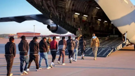 Kolombiya, ABD ile krize sebep olan göçmen uçaklarını kabul edecek