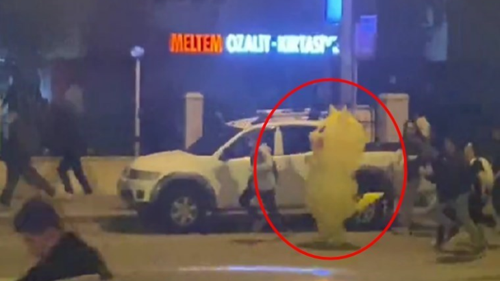 Gülmek devrimci bir eylemdir: Spiderman halayda,pikachu polis müdahalesinden kaçtı