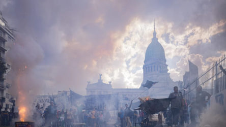 Arjantin'de emekliler sokağa çıktı