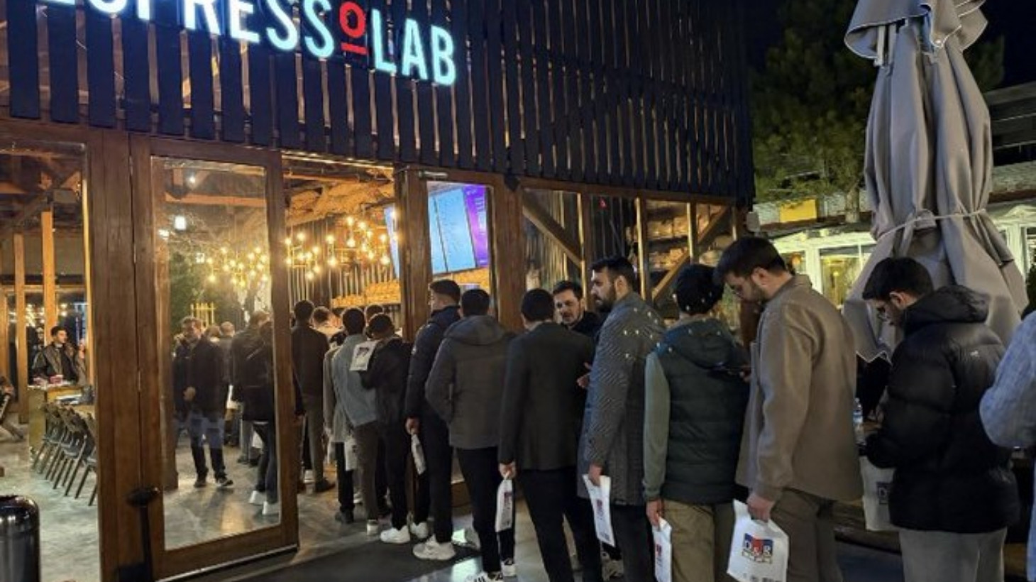 AKP’den komik algı operasyonu: Elde D&R poşetleri Espressolab kuyruğundalar