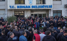 Konak Belediyesi işçileri düşük zamma, eksik yatan ücretlere karşı iş bıraktı