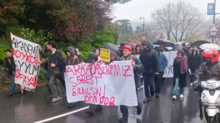 Boğaziçi Üniversitesi öğrencileri AKP'nin istibdat rejimine karşı durdukları için tutuklanan sıra arkadaşları için eylemde