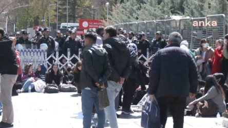 Mülakat mağduru öğretmenlerin eylemine polis ablukası