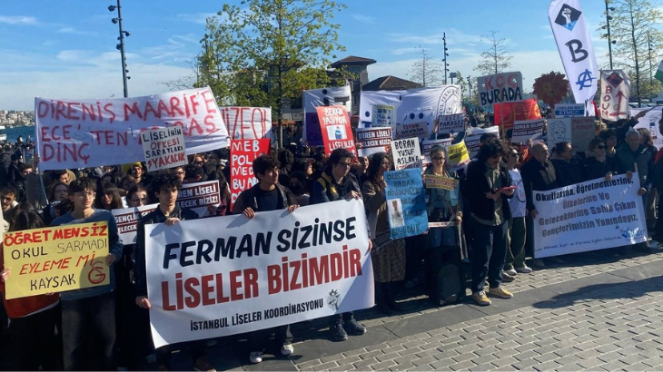 Liseliler “öğretmenime dokunma” dedi
