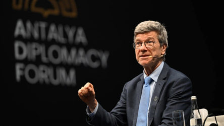 Jeffrey Sachs: Suriye'de CIA'in istediği oldu