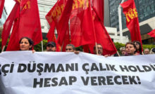 TKH Genel Başkanı Aysel Tekerek eylemde yaptığı konuşmada işçi sınıfının bu cinayeti unutmayacağını vurgulayarak şunları kaydetti: “Sermaye sınıfı katlettiği işçi için başsağlığı dileyecek kadar pişkindir. İkiyüzlüdür. Öldürdükleri insanı utanmadan suçlu ilan ediyorlar. Yalancılar. Suçlu olarak ilan ettikleri Erol Eğrek buraya hakkını 10 yıldır alamadığı için geldi. Hırsızlıklarını ikiyüzlülüklerini, cinayeti işlediklerini gizlemeyen bir holding var burada. Bu holding bu katliamı unutturamayacak. Çalık Holding’in kabarık suç dosyasına bu cinayet de girmiştir. Türkiye işçi sınıfı bu cinayeti asla ama asla unutmayacaktır. ‘Bu dosyayı sürüncemede bırakırız, unuttururuz’ diye düşünmesinler. Erol Eğrek kardeşimizin, bu davayı takip edecek binlerce kardeşi var. Belki Erol Eğrek buraya tek başına geldi ama bundan sonra asla ama asla yalnız değil. Aramızdan almış olmalarına rağmen yalnız değil. Çünkü hepimiz Erol Eğrek’iz bu saatten sonra. Bir işçi kardeşimizi döverek, linç ederek öldürerek başka bir aşamaya geçtiler. Sermaye sınıfı zannetmesin ki bu düzen böyle devam edecek. Zannetmesin ki kısa çöp uzun çöpten hakkını almayacak. Zannetmesin ki bu devran böyle devam edecek.” TKH üye ve dostlarının “İşçi düşmanı Çalık Holding hesap verecek!” pankartını taşıdığı eylemde “Katil sermaye, işbirlikçi AKP” “Kurtuluş yok tek başına, ya hep beraber ya hiç birimiz” sloganları atıldı.