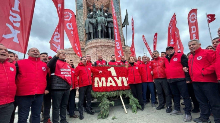 DİSK, Taksim Cumhuriyet Anıtı'na çelenk bıraktı: Taksim yasağından vazgeçin!