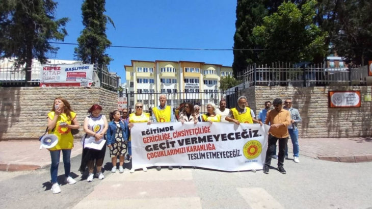 Eğitim Sen'den, kız öğrencilerin kıyafetine karışan okul müdürüne tepki: Derhal soruşturma başlatılmalı