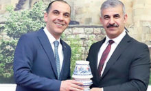 Kendine 1 milyon TL maaş bağladığı öne sürülen rektöre Vali'den plaketli veda