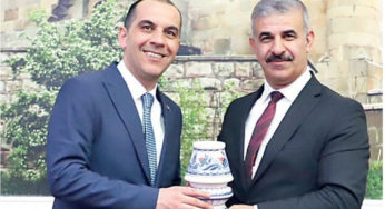 Kendine 1 milyon TL maaş bağladığı öne sürülen rektöre Vali’den plaketli veda