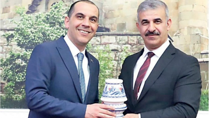 Kendine 1 milyon TL maaş bağladığı öne sürülen rektöre Vali'den plaketli veda
