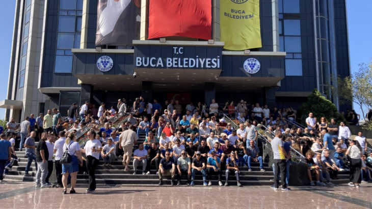 Buca Belediyesi'nde işçiler alacakları için iş bıraktı