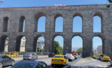 İşten atılan iki BELTUR işçisi Bozdoğan Kemeri'ne çıkarak eylem yaptı
