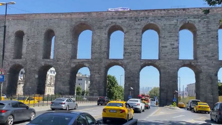 İşten atılan iki BELTUR işçisi Bozdoğan Kemeri'ne çıkarak eylem yaptı