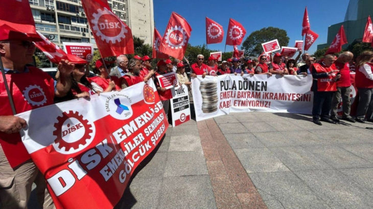 DİSK’ten Cevahir AVM önünde eylem: Pula dönen emekli ikramiyesini kabul etmiyoruz!