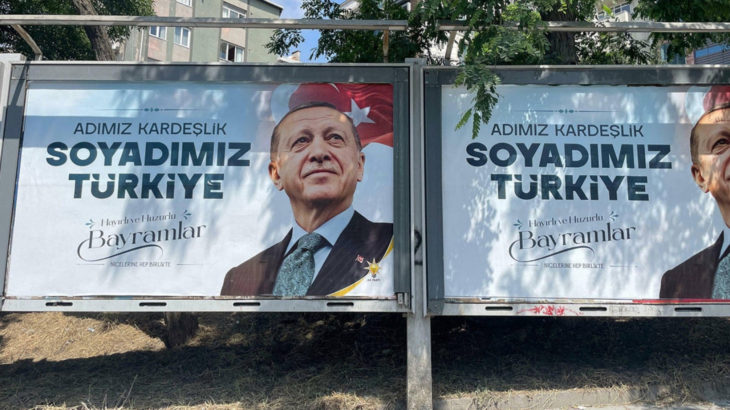 Erdoğan, reklamlarında tutuklanan Ahmet Özer'in sözünü kullanıyor