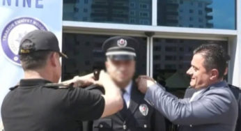 Trabzon’dan tepki çeken görüntü: AKP ilçe başkanı polislere rütbe taktı!