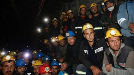 Grevleri ertelenen madenciler ayakta: Emeklerimizi yok sayanlar grev hakkını da elimizden alıyor!