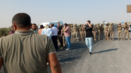 Şanlıurfa’da çiftçiler Gaziantep yolunu kapatarak eylem yaptı: Fatura çiftçiye kesilmesin
