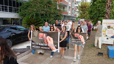 Yurttaşlar, Antalya Müzesi'nin yıkım kararına karşı yürüyüş düzenledi