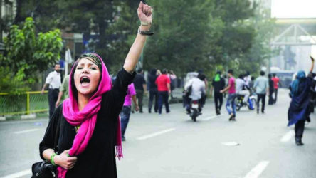 İran'da kadınlara motosiklet yasağının kaldırılması gündemde