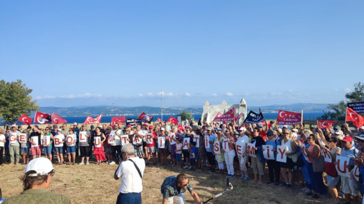 Çanakkale'de tarikat etkinliğine karşı yürüyüş yapan yurttaşlara polis engeli