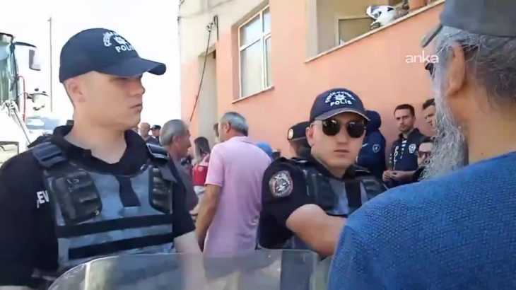 Rezerv alan ilan edilen Topağacı Mahallesi'nde yurttaşlara polis arasında 'kentsel dönüşüm' gerginliği