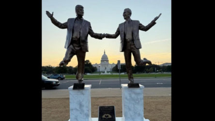 Trump ve Epstein'ın el ele heykeli dikildi