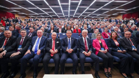 CHP'nin Olağanüstü Kurultayı'na AKP'lilerin verdiği tepkiler dikkat çekti