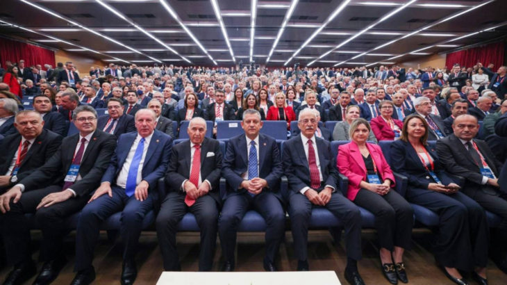 CHP'nin Olağanüstü Kurultayı'na AKP'lilerin verdiği tepkiler dikkat çekti