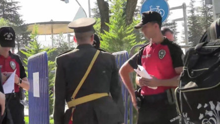 MSB'den, Anıtkabir'de askerlerin üstlerinin arandığı görüntüleri yalanladı: Yapay zeka ürünü fotoğraflar