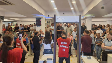 Buca Belediyesi işçilerinin belediye binasında başlattıkları eylem sürüyor