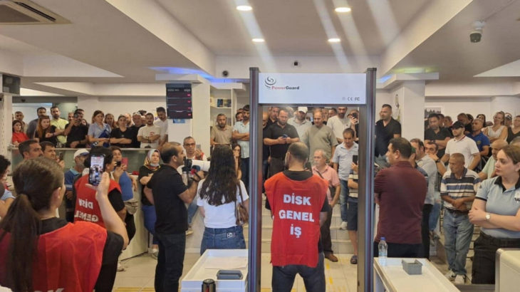 Buca Belediyesi işçilerinin belediye binasında başlattıkları eylem sürüyor
